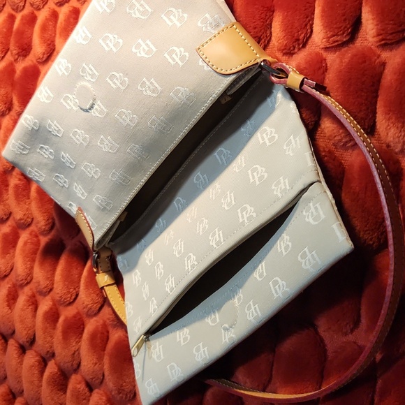 Dooney& Bourle Stylish White and Tan Women's Bag - Picture 5 of 8